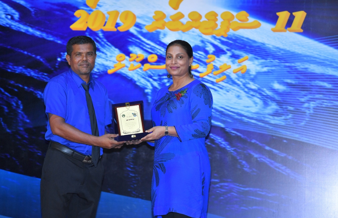 ރ. އަލިފުށި: ސެޕްޓެމްބަރު 11، 2019- އަލިފުށީ ސްކޫލަށް 50 އަހަރު ފުރުމުގެ މުނާސަބަތުގައި ބޭއްވި ޖަލްސާގައި، އެ ސްކޫލަށް ގިނަ ދުވަސްތަކެއް ވަންދެން ޚިދުމަތް ކުރި މީހަކަށް އެޑިއުކޭޝަން މިނިސްޓަރު ޑރ. އާއިޝަތު އަލީ ހަނދާނީ ފިލައެއް ހަވާލު ކޮށްދެއްވަނީ.---ފޮޓޯ: ރައީސް އޮފީސް