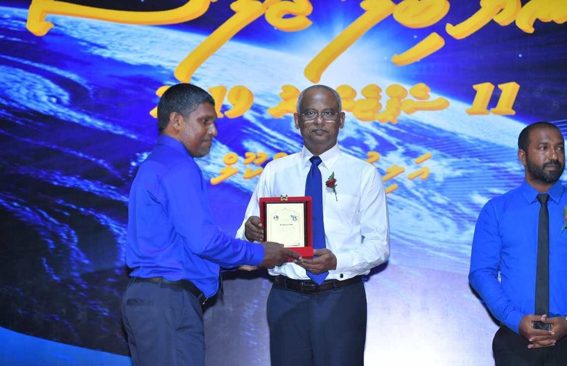 ރ. އަލިފުށި: ސެޕްޓެމްބަރު 11، 2019- އަލިފުށީ ސްކޫލަށް 50 އަހަރު ފުރުމުގެ މުނާސަބަތުގައި ބޭއްވި ޖަލްސާގައި، އެ ސްކޫލަށް ގިނަ ދުވަސްތަކެއް ވަންދެން ޚިދުމަތް ކުރި މީހަކަށް ރައީސް އިބްރާހިމް މުހައްމަދު ސޯލިހު ހަނދާނީ ފިލައެއް ހަވާލު ކޮށްދެއްވަނީ.---ފޮޓޯ: ރައީސް އޮފީސް