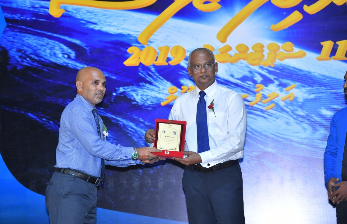 ރ. އަލިފުށި: ސެޕްޓެމްބަރު 11، 2019- އަލިފުށީ ސްކޫލަށް 50 އަހަރު ފުރުމުގެ މުނާސަބަތުގައި ބޭއްވި ޖަލްސާގައި، އެ ސްކޫލަށް ގިނަ ދުވަސްތަކެއް ވަންދެން ޚިދުމަތް ކުރި މީހަކަށް ރައީސް އިބްރާހިމް މުހައްމަދު ސޯލިހު ހަނދާނީ ފިލައެއް ހަވާލު ކޮށްދެއްވަނީ.---ފޮޓޯ: ރައީސް އޮފީސް