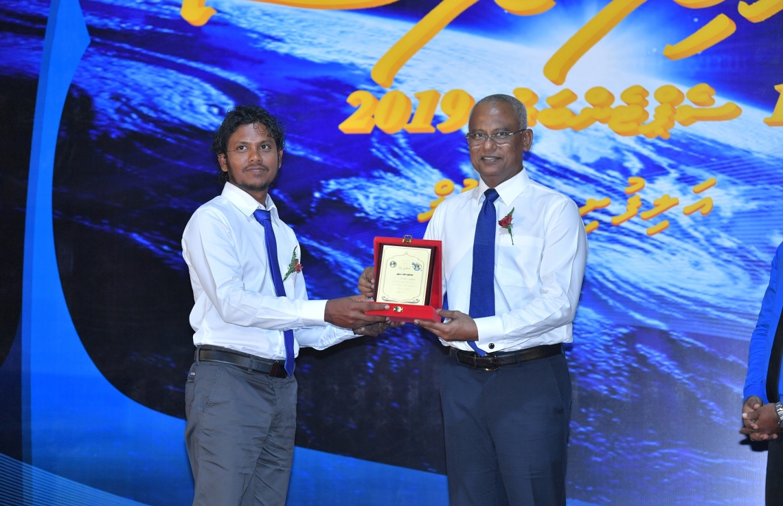 ރ. އަލިފުށި: ސެޕްޓެމްބަރު 11، 2019- އަލިފުށީ ސްކޫލަށް 50 އަހަރު ފުރުމުގެ މުނާސަބަތުގައި ބޭއްވި ޖަލްސާގައި، އެ ސްކޫލަށް ގިނަ ދުވަސްތަކެއް ވަންދެން ޚިދުމަތް ކުރި މީހަކަށް ރައީސް އިބްރާހިމް މުހައްމަދު ސޯލިހު ހަނދާނީ ފިލައެއް ހަވާލު ކޮށްދެއްވަނީ.---ފޮޓޯ: ރައީސް އޮފީސް