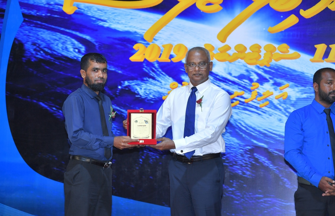 ރ. އަލިފުށި: ސެޕްޓެމްބަރު 11، 2019- އަލިފުށީ ސްކޫލަށް 50 އަހަރު ފުރުމުގެ މުނާސަބަތުގައި ބޭއްވި ޖަލްސާގައި، އެ ސްކޫލަށް ގިނަ ދުވަސްތަކެއް ވަންދެން ޚިދުމަތް ކުރި މީހަކަށް ރައީސް އިބްރާހިމް މުހައްމަދު ސޯލިހު ހަނދާނީ ފިލައެއް ހަވާލު ކޮށްދެއްވަނީ.---ފޮޓޯ: ރައީސް އޮފީސް