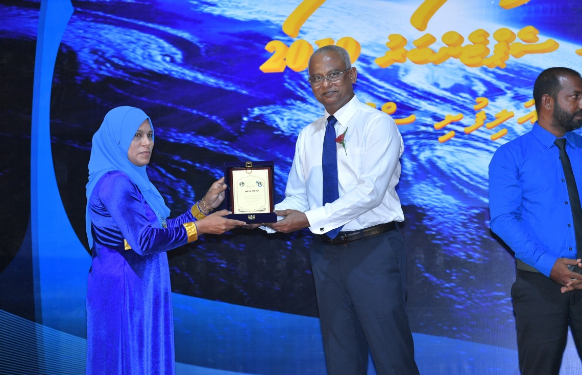 ރ. އަލިފުށި: ސެޕްޓެމްބަރު 11، 2019- އަލިފުށީ ސްކޫލަށް 50 އަހަރު ފުރުމުގެ މުނާސަބަތުގައި ބޭއްވި ޖަލްސާގައި، އެ ސްކޫލަށް ގިނަ ދުވަސްތަކެއް ވަންދެން ޚިދުމަތް ކުރި މީހަކަށް ރައީސް އިބްރާހިމް މުހައްމަދު ސޯލިހު ހަނދާނީ ފިލައެއް ހަވާލު ކޮށްދެއްވަނީ.---ފޮޓޯ: ރައީސް އޮފީސް