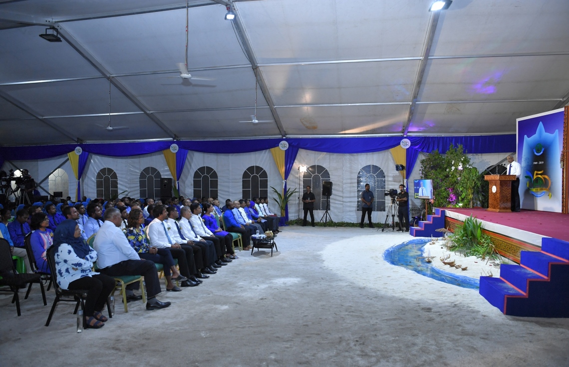 ރ. އަލިފުށި: ސެޕްޓެމްބަރު 11، 2019- އަލިފުށީ ސްކޫލަށް 50 އަހަރު ފުރުމުގެ މުނާސަބަތުގައި ބޭއްވި ޖަލްސާގައި ރައީސް އިބްރާހިމް މުހައްމަދު ސޯލިހު ވާހަކަފުޅު ދައްކަވަނީ.---ފޮޓޯ: ރައީސް އޮފީސް