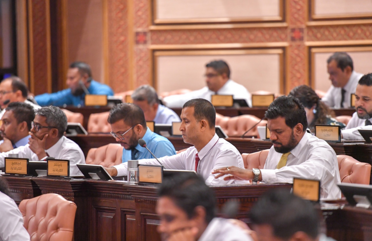 ރައްޔިތުންގެ މަޖިލިހުގެ މިއަދުގެ ޖަލްސާގައި މެމްބަރުން ބައިވެރިވެވަޑައިގަންނަވަނީ. --- ފޮޓޯ: މަޖިލިސް