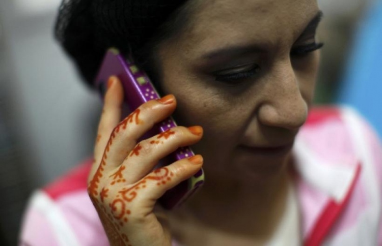 ފޯނުން ވާހަކަ ދައްކަމުން އިށީނދެވުނީ ހަރުފައެއްގައި