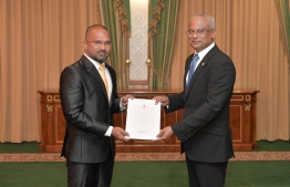 President Ibrahim Mohamed Solih (R) presents letter of appointment to Mohamed Jinah, the new Ambassador of Maldives to Thailand. PHOTO/PRESIDENT'S OFFICE