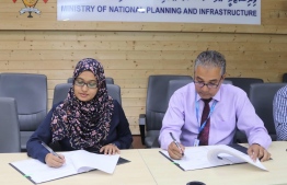 MTCC Chief Operating Officer (COO) Shahid Hussain Moosa and Director-General Fathmath Shaana Faarooq signing the agreement concerning the water and sewerage system in Gaadhiffushi, Thaa Atoll.