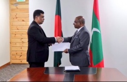 Foreign Minister Abdulla Shahid issues document of the new land area for the embassy of Bangladesh. PHOTO/FOREIGN MINISTRY