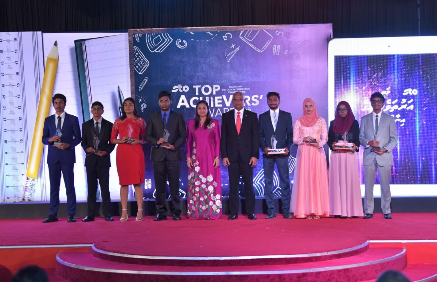 އޯ ލެވެލް އިމްތިޚާނުން، ރާއްޖެއިން އެއް ވަނަ ހޯދި ދަރިވަރުންނާއެކު ރައީސް އިބްރާހިމް މުހައްމަދު ސޯލިހާއި އެޑިއުކޭޝަން މިނިސްޓަރު ޑރ. އައިޝަތު އަލީ ފޮޓޯއަކަށް ހުއްޓިވަޑައިގެން.-- ފޮޓޯ: ރައީސް އޮފީސް