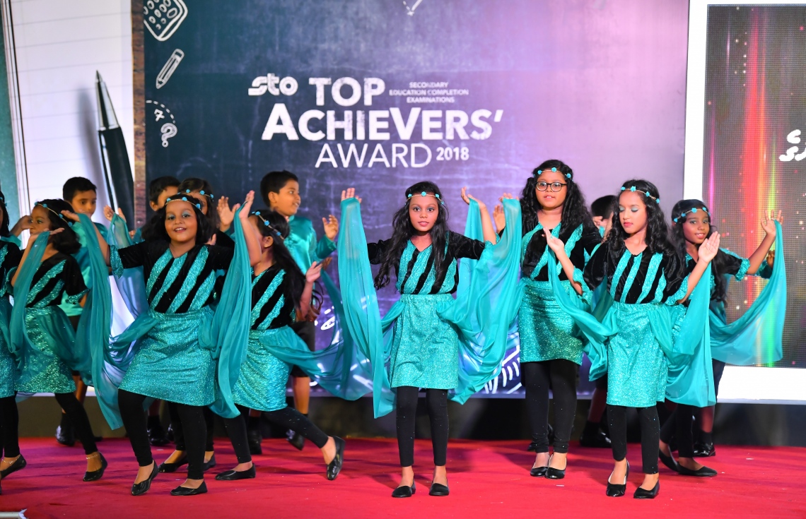 މާލެ: ސެޕްޓެމްބަރު 12، 2019: ސާނަވީ އިމްތިހާންގައި ބައިވެރިވެ ވަނަތައް ހޯދި ދަރިވަރުންނަށް އިނާމު ދިނުމަށް ދަރުބާރުގޭގައި ބޭއްވި ރަސްމިއްޔާތުގެ ތެރެއިން.---ފޮޓޯ: ހުސައިން ވަހީދު /މިހާރު