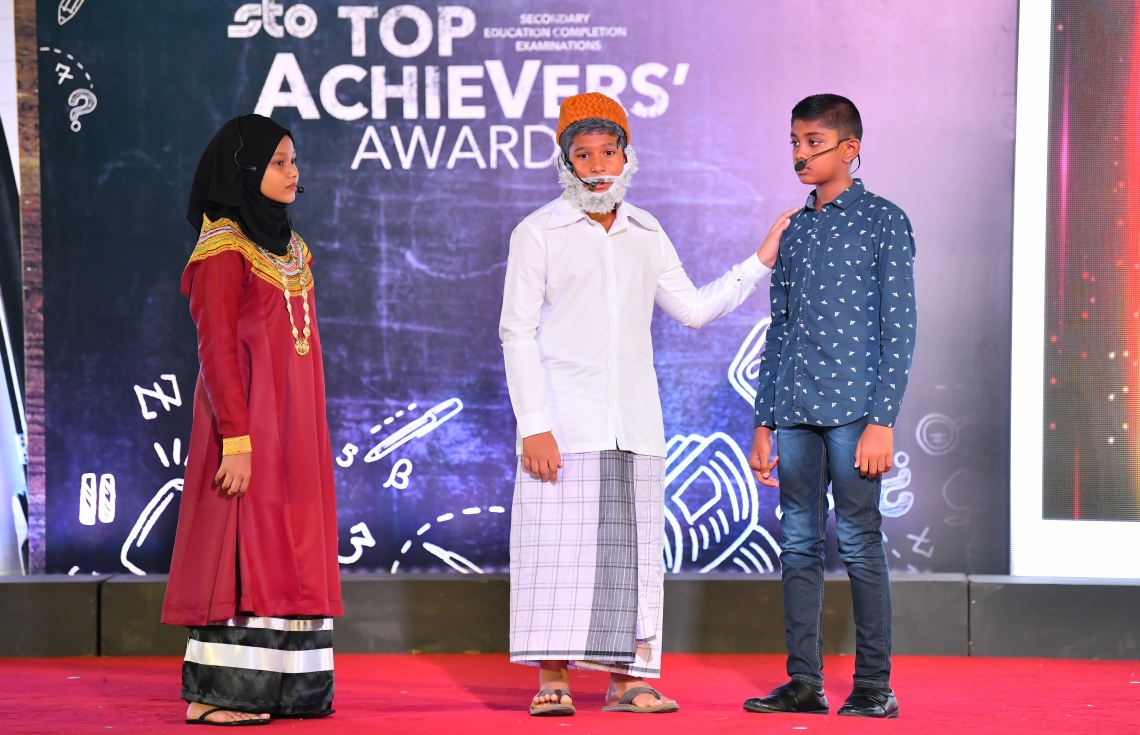 މާލެ: ސެޕްޓެމްބަރު 12، 2019: ސާނަވީ އިމްތިހާންގައި ބައިވެރިވެ ވަނަތައް ހޯދި ދަރިވަރުންނަށް އިނާމު ދިނުމަށް ދަރުބާރުގޭގައި ބޭއްވި ރަސްމިއްޔާތުގެ ތެރެއިން.---ފޮޓޯ: ހުސައިން ވަހީދު /މިހާރު