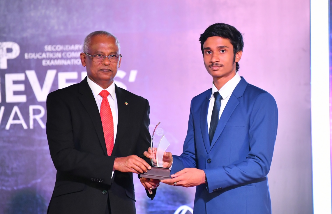 މާލެ: ސެޕްޓެމްބަރު 12، 2019: ސާނަވީ އިމްތިހާންގައި ބައިވެރިވެ ވަނަތައް ހޯދި ދަރިވަރުންނަށް އިނާމު ދިނުމަށް ދަރުބާރުގޭގައި ބޭއްވި ރަސްމިއްޔާތުގެ ތެރެއިން.---ފޮޓޯ: ހުސައިން ވަހީދު /މިހާރު