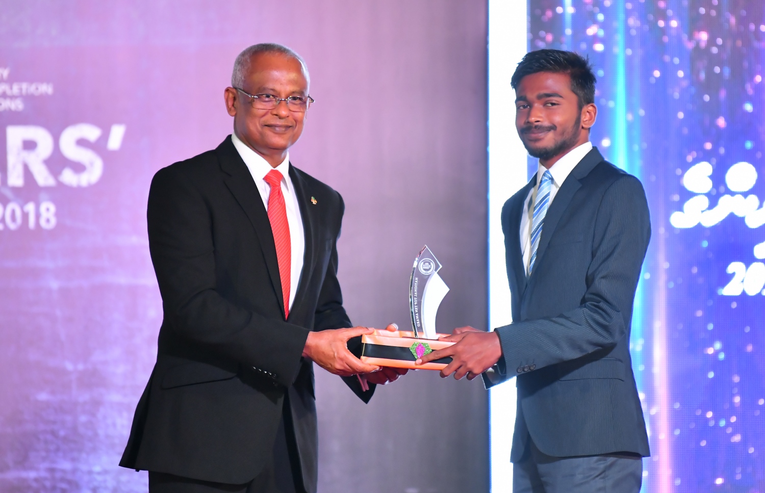 ރާއްޖެއިން އެއް ވަނަ ހޯދި ހާޝިމަށް ރައީސް އިބްރާހިމް މުހައްމަދު ސޯލިހު (ވ) އެވޯޑު ހަވާލުކޮށްދެއްވަނީ .-- ފޮޓޯ: ހުސެއިން ވަހީދު/ މިހާރު