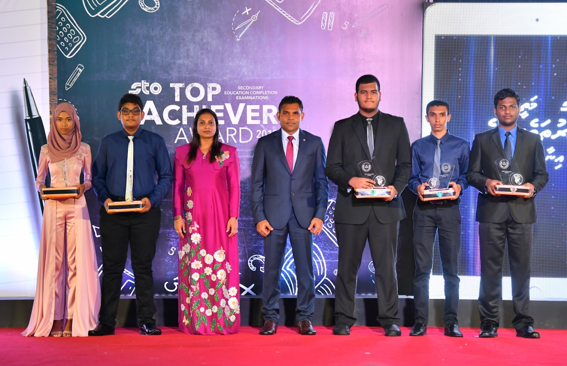 މާލެ: ސެޕްޓެމްބަރު 12، 2019: ސާނަވީ އިމްތިހާންގައި ބައިވެރިވެ ވަނަތައް ހޯދި ދަރިވަރުންނަށް އިނާމު ދިނުމަށް ދަރުބާރުގޭގައި ބޭއްވި ރަސްމިއްޔާތުގެ ތެރެއިން.---ފޮޓޯ: ހުސައިން ވަހީދު /މިހާރު