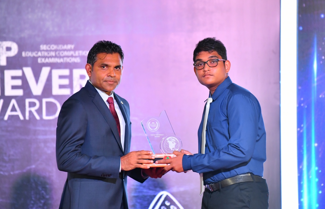 މާލެ: ސެޕްޓެމްބަރު 12، 2019: ސާނަވީ އިމްތިހާންގައި ބައިވެރިވެ ވަނަތައް ހޯދި ދަރިވަރުންނަށް އިނާމު ދިނުމަށް ދަރުބާރުގޭގައި ބޭއްވި ރަސްމިއްޔާތުގެ ތެރެއިން.---ފޮޓޯ: ހުސައިން ވަހީދު /މިހާރު