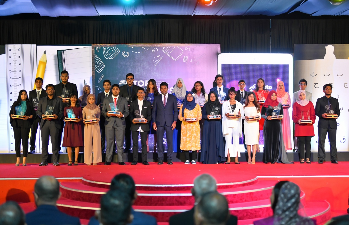 މާލެ: ސެޕްޓެމްބަރު 12، 2019: ސާނަވީ އިމްތިހާންގައި ބައިވެރިވެ ވަނަތައް ހޯދި ދަރިވަރުންނަށް އިނާމު ދިނުމަށް ދަރުބާރުގޭގައި ބޭއްވި ރަސްމިއްޔާތުގެ ތެރެއިން.---ފޮޓޯ: ހުސައިން ވަހީދު /މިހާރު