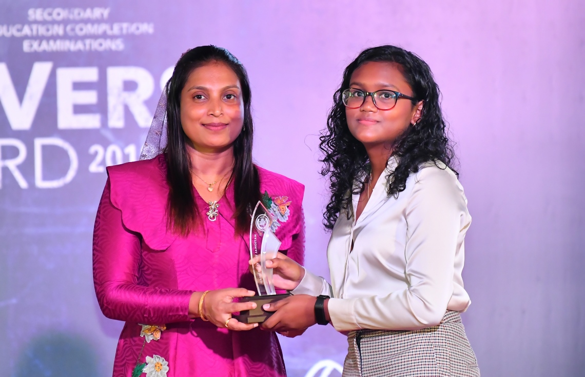 މާލެ: ސެޕްޓެމްބަރު 12، 2019: ސާނަވީ އިމްތިހާންގައި ބައިވެރިވެ ވަނަތައް ހޯދި ދަރިވަރުންނަށް އިނާމު ދިނުމަށް ދަރުބާރުގޭގައި ބޭއްވި ރަސްމިއްޔާތުގެ ތެރެއިން.---ފޮޓޯ: ހުސައިން ވަހީދު /މިހާރު