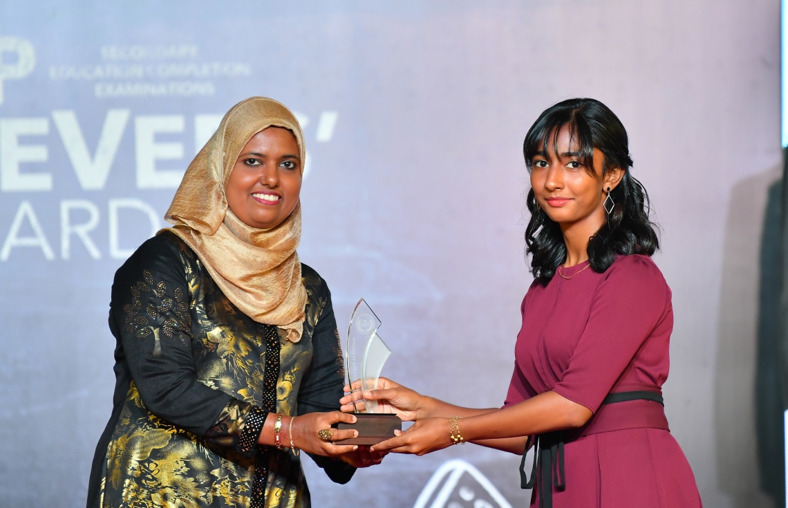 މާލެ: ސެޕްޓެމްބަރު 12، 2019: ސާނަވީ އިމްތިހާންގައި ބައިވެރިވެ ވަނަތައް ހޯދި ދަރިވަރުންނަށް އިނާމު ދިނުމަށް ދަރުބާރުގޭގައި ބޭއްވި ރަސްމިއްޔާތުގެ ތެރެއިން.---ފޮޓޯ: ހުސައިން ވަހީދު /މިހާރު