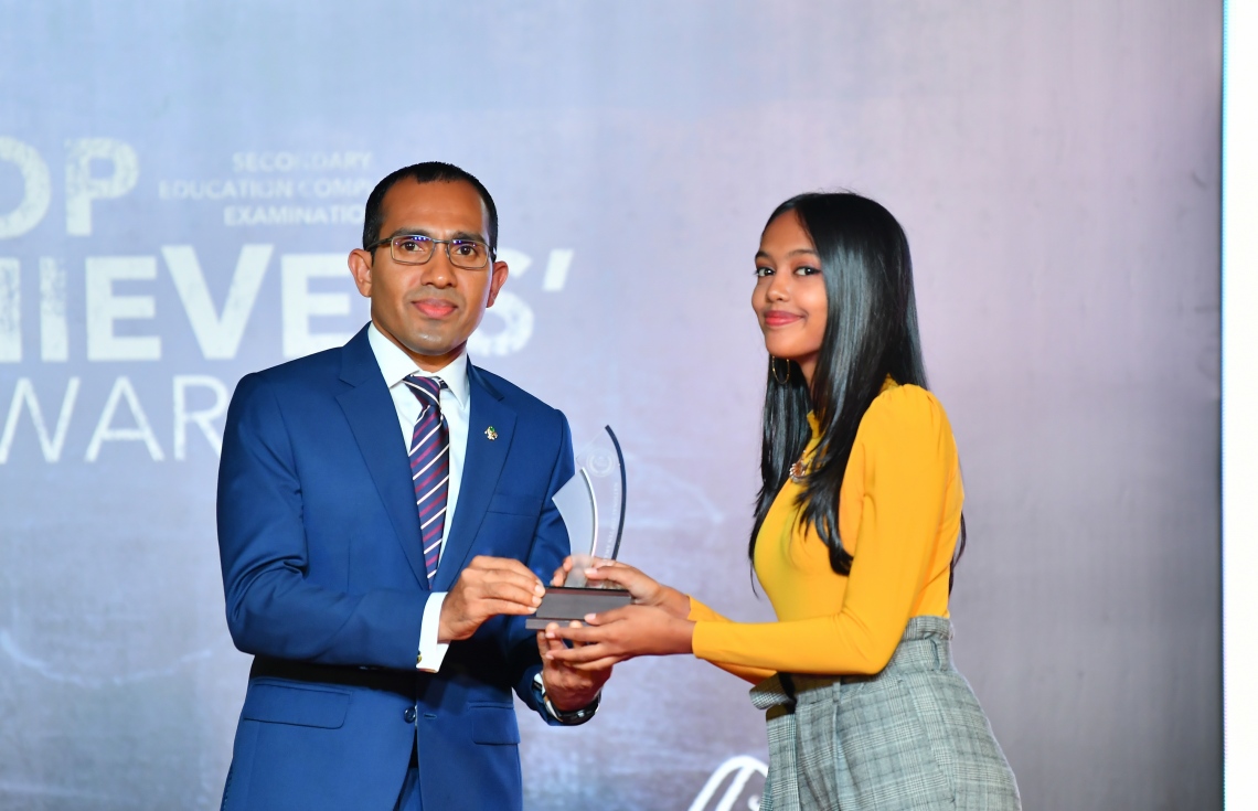 މާލެ: ސެޕްޓެމްބަރު 12، 2019: ސާނަވީ އިމްތިހާންގައި ބައިވެރިވެ ވަނަތައް ހޯދި ދަރިވަރުންނަށް އިނާމު ދިނުމަށް ދަރުބާރުގޭގައި ބޭއްވި ރަސްމިއްޔާތުގެ ތެރެއިން.---ފޮޓޯ: ހުސައިން ވަހީދު /މިހާރު