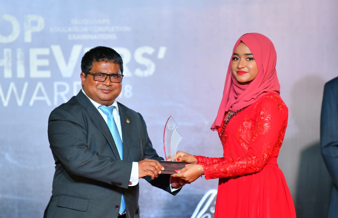 މާލެ: ސެޕްޓެމްބަރު 12، 2019: ސާނަވީ އިމްތިހާންގައި ބައިވެރިވެ ވަނަތައް ހޯދި ދަރިވަރުންނަށް އިނާމު ދިނުމަށް ދަރުބާރުގޭގައި ބޭއްވި ރަސްމިއްޔާތުގެ ތެރެއިން.---ފޮޓޯ: ހުސައިން ވަހީދު /މިހާރު