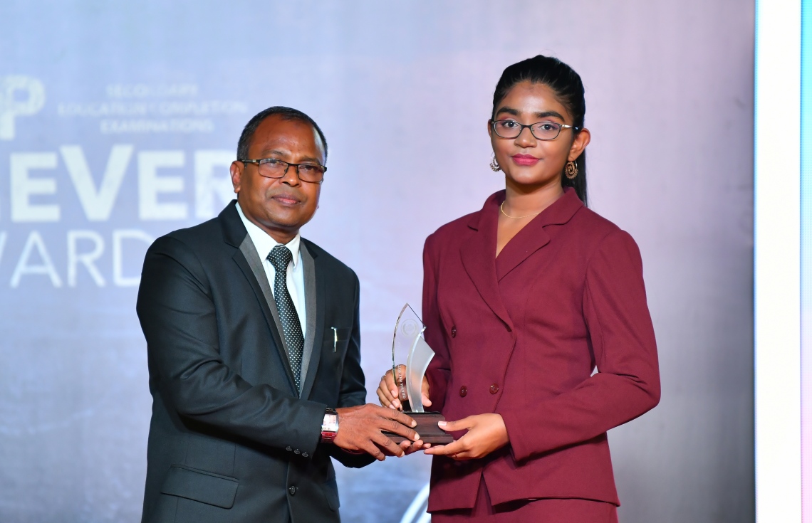 މާލެ: ސެޕްޓެމްބަރު 12، 2019: ސާނަވީ އިމްތިހާންގައި ބައިވެރިވެ ވަނަތައް ހޯދި ދަރިވަރުންނަށް އިނާމު ދިނުމަށް ދަރުބާރުގޭގައި ބޭއްވި ރަސްމިއްޔާތުގެ ތެރެއިން.---ފޮޓޯ: ހުސައިން ވަހީދު /މިހާރު