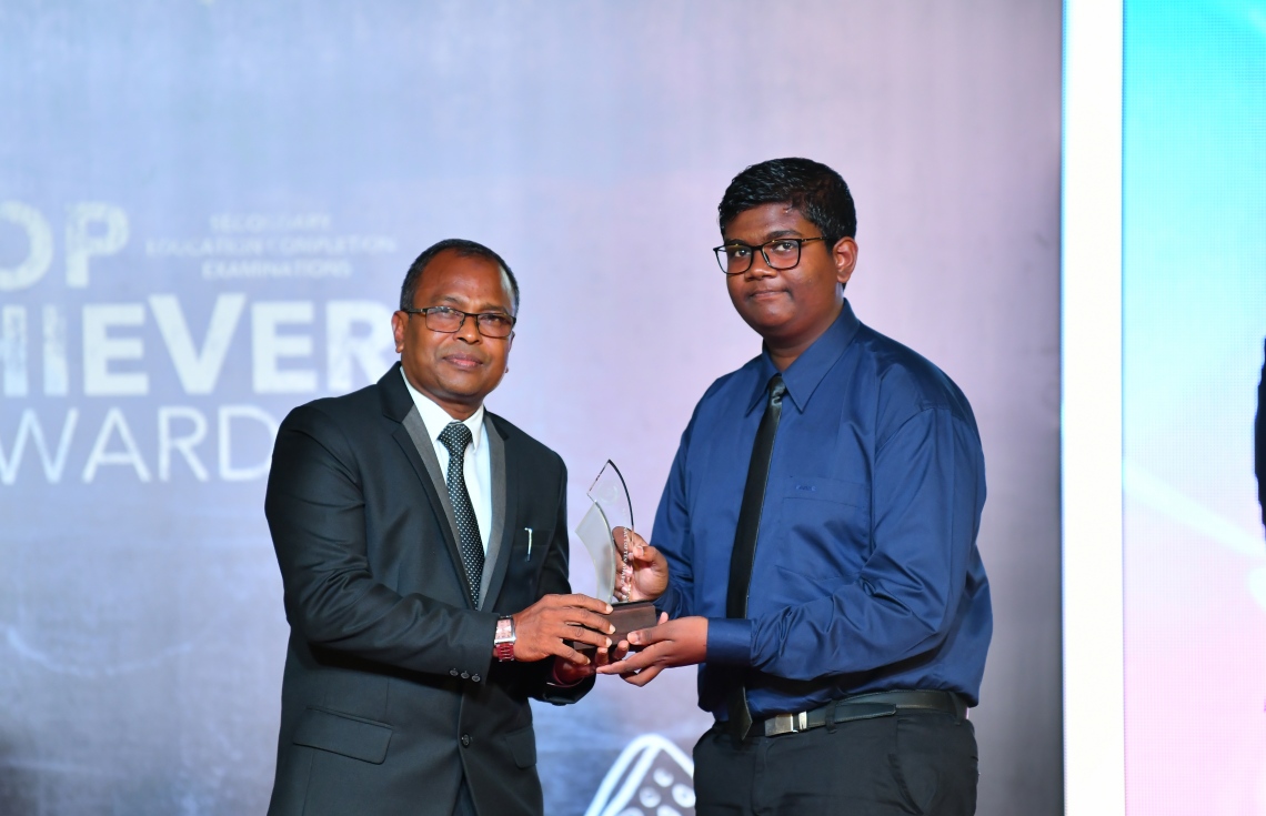 މާލެ: ސެޕްޓެމްބަރު 12، 2019: ސާނަވީ އިމްތިހާންގައި ބައިވެރިވެ ވަނަތައް ހޯދި ދަރިވަރުންނަށް އިނާމު ދިނުމަށް ދަރުބާރުގޭގައި ބޭއްވި ރަސްމިއްޔާތުގެ ތެރެއިން.---ފޮޓޯ: ހުސައިން ވަހީދު /މިހާރު