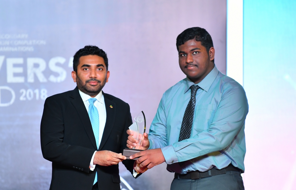 މާލެ: ސެޕްޓެމްބަރު 12، 2019: ސާނަވީ އިމްތިހާންގައި ބައިވެރިވެ ވަނަތައް ހޯދި ދަރިވަރުންނަށް އިނާމު ދިނުމަށް ދަރުބާރުގޭގައި ބޭއްވި ރަސްމިއްޔާތުގެ ތެރެއިން.---ފޮޓޯ: ހުސައިން ވަހީދު /މިހާރު