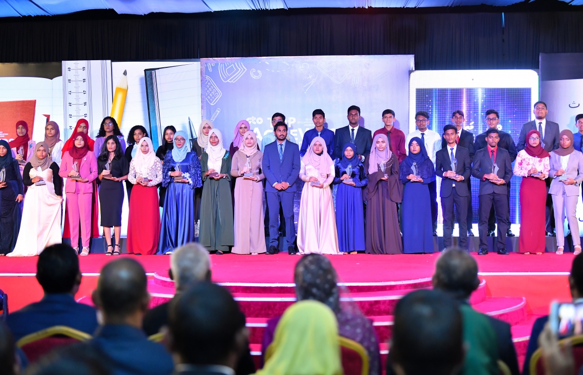 މާލެ: ސެޕްޓެމްބަރު 12، 2019: ސާނަވީ އިމްތިހާންގައި ބައިވެރިވެ ވަނަތައް ހޯދި ދަރިވަރުންނަށް އިނާމު ދިނުމަށް ދަރުބާރުގޭގައި ބޭއްވި ރަސްމިއްޔާތުގެ ތެރެއިން.---ފޮޓޯ: ހުސައިން ވަހީދު /މިހާރު