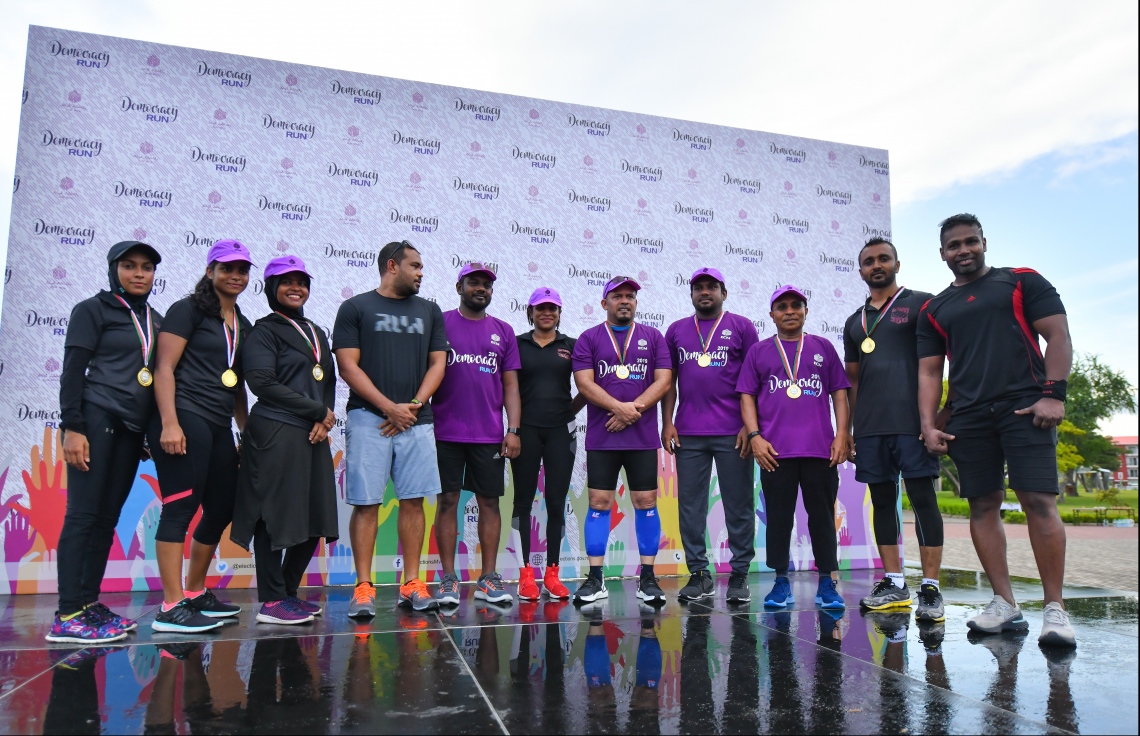 ހުޅުމާލެ: ސެޕްޓެމްބަރު 14، 2019: ބައިނަލްއަގުވާމީ ޑިމޮކްރަސީ ދުވަސް ފާހަގަކުރުމުގެ ގޮތުން އިލެކްޝަންސް ކޮމިޝަނުން އިންތިޒާމުކޮށްގެން ބޭއްވި "ޑިމޮކްރަސީ ރަން 2019"ގެ ތެރެއިން.---ފޮޓޯ: ހުސައިން ވަހީދު /މިހާރު