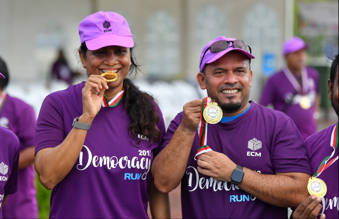 ހުޅުމާލެ: ސެޕްޓެމްބަރު 14، 2019: ބައިނަލްއަގުވާމީ ޑިމޮކްރަސީ ދުވަސް ފާހަގަކުރުމުގެ ގޮތުން އިލެކްޝަންސް ކޮމިޝަނުން އިންތިޒާމުކޮށްގެން ބޭއްވި "ޑިމޮކްރަސީ ރަން 2019"ގައި ކޮމިޝަންގެ ރައީސް ޝަރީފް އަދި ޑިފެންސް މިނިސްޓަރު މާރިޔާ ދީދީ ބައިވެރިވެވަޑައިގަންނަވަނީ.---ފޮޓޯ: ހުސައިން ވަހީދު /މިހާރު