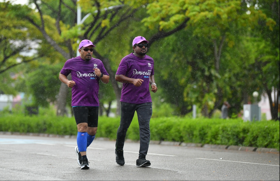 ހުޅުމާލެ: ސެޕްޓެމްބަރު 14، 2019: ބައިނަލްއަގުވާމީ ޑިމޮކްރަސީ ދުވަސް ފާހަގަކުރުމުގެ ގޮތުން އިލެކްޝަންސް ކޮމިޝަނުން އިންތިޒާމުކޮށްގެން ބޭއްވި "ޑިމޮކްރަސީ ރަން 2019"ގައި ކޮމިޝަންގެ ރައީސް ޝަރީފް އަދި ނައިބު ރައީސް އަދި ނައިބު ރައީސް އަމްޖަދު ބައިވެރިވެވަޑައިގަންނަވަނީ.---ފޮޓޯ: ހުސައިން ވަހީދު /މިހާރު