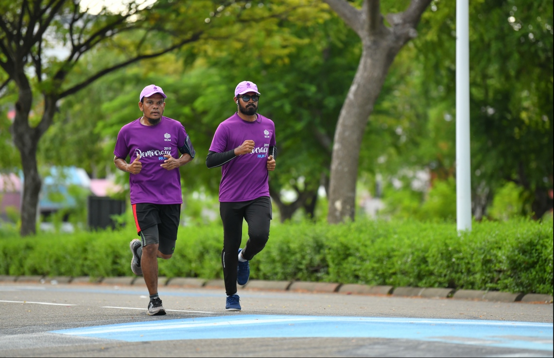 ހުޅުމާލެ: ސެޕްޓެމްބަރު 14، 2019: ބައިނަލްއަގުވާމީ ޑިމޮކްރަސީ ދުވަސް ފާހަގަކުރުމުގެ ގޮތުން އިލެކްޝަންސް ކޮމިޝަނުން އިންތިޒާމުކޮށްގެން ބޭއްވި "ޑިމޮކްރަސީ ރަން 2019"ގެ ތެރެއިން.---ފޮޓޯ: ހުސައިން ވަހީދު /މިހާރު