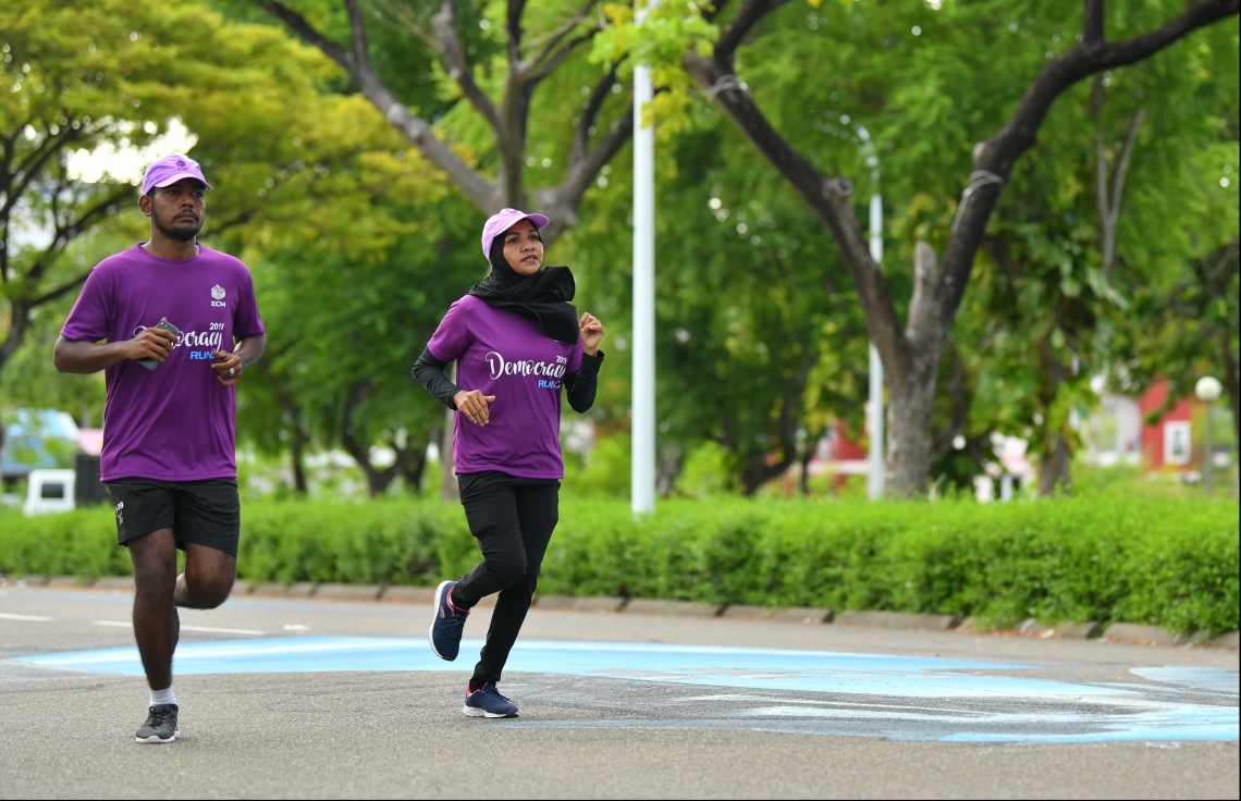 ހުޅުމާލެ: ސެޕްޓެމްބަރު 14، 2019: ބައިނަލްއަގުވާމީ ޑިމޮކްރަސީ ދުވަސް ފާހަގަކުރުމުގެ ގޮތުން އިލެކްޝަންސް ކޮމިޝަނުން އިންތިޒާމުކޮށްގެން ބޭއްވި "ޑިމޮކްރަސީ ރަން 2019"ގެ ތެރެއިން.---ފޮޓޯ: ހުސައިން ވަހީދު /މިހާރު