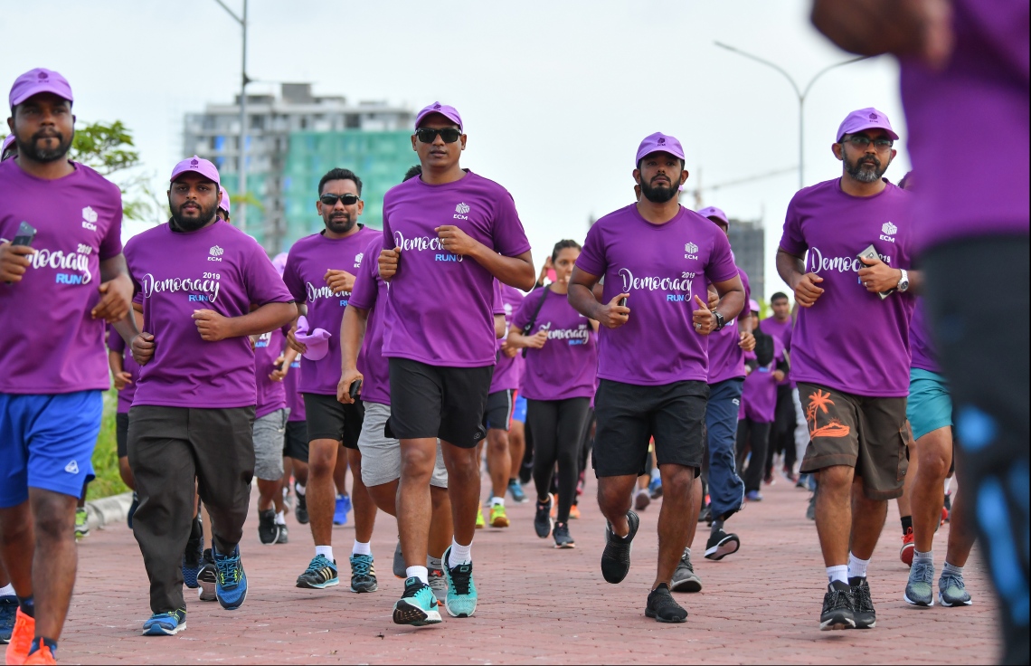 ހުޅުމާލެ: ސެޕްޓެމްބަރު 14، 2019: ބައިނަލްއަގުވާމީ ޑިމޮކްރަސީ ދުވަސް ފާހަގަކުރުމުގެ ގޮތުން އިލެކްޝަންސް ކޮމިޝަނުން އިންތިޒާމުކޮށްގެން ބޭއްވި "ޑިމޮކްރަސީ ރަން 2019"ގެ ތެރެއިން.---ފޮޓޯ: ހުސައިން ވަހީދު /މިހާރު