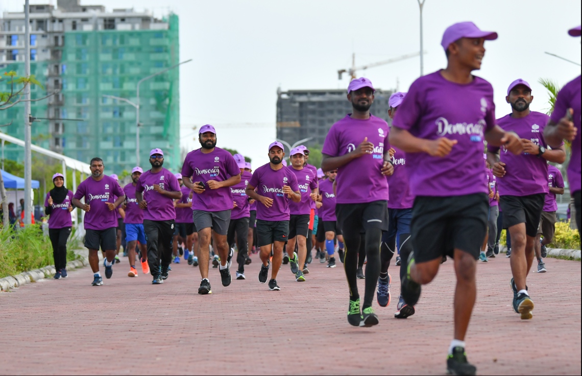 ހުޅުމާލެ: ސެޕްޓެމްބަރު 14، 2019: ބައިނަލްއަގުވާމީ ޑިމޮކްރަސީ ދުވަސް ފާހަގަކުރުމުގެ ގޮތުން އިލެކްޝަންސް ކޮމިޝަނުން އިންތިޒާމުކޮށްގެން ބޭއްވި "ޑިމޮކްރަސީ ރަން 2019"ގެ ތެރެއިން.---ފޮޓޯ: ހުސައިން ވަހީދު /މިހާރު