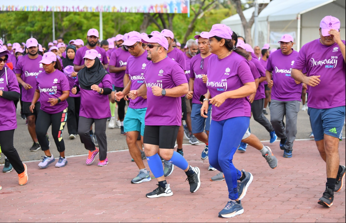 ހުޅުމާލެ: ސެޕްޓެމްބަރު 14، 2019: ބައިނަލްއަގުވާމީ ޑިމޮކްރަސީ ދުވަސް ފާހަގަކުރުމުގެ ގޮތުން އިލެކްޝަންސް ކޮމިޝަނުން އިންތިޒާމުކޮށްގެން ބޭއްވި "ޑިމޮކްރަސީ ރަން 2019"ގެ ތެރެއިން.---ފޮޓޯ: ހުސައިން ވަހީދު /މިހާރު