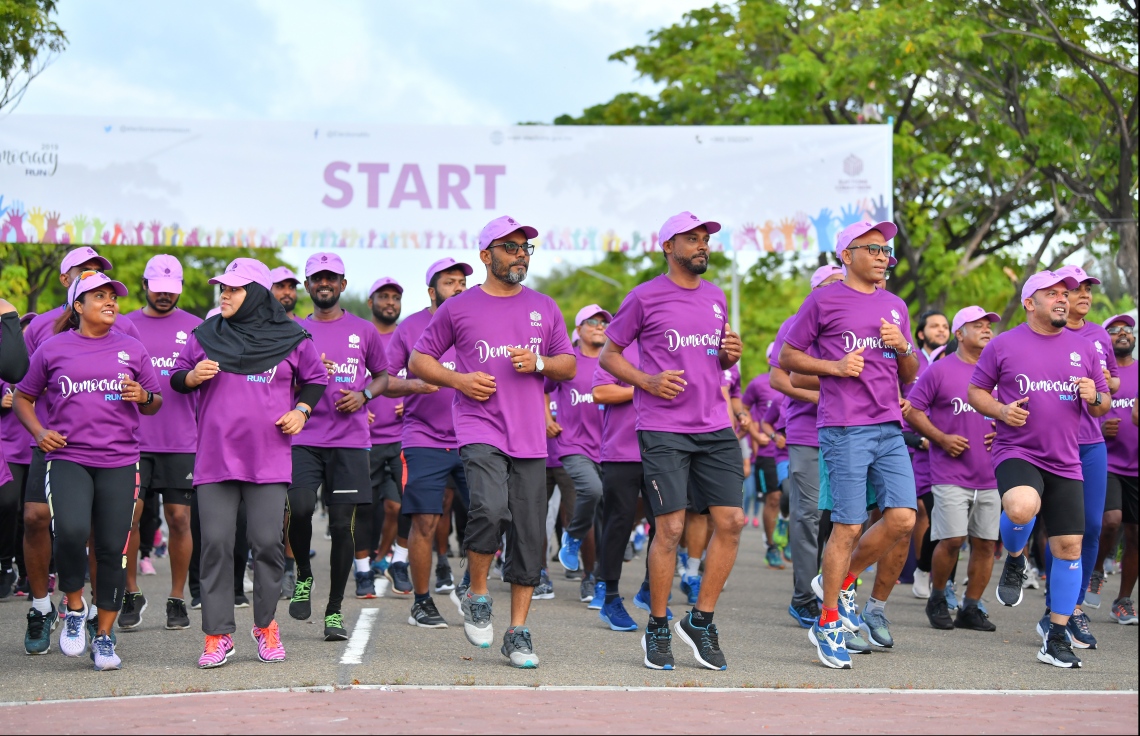 ހުޅުމާލެ: ސެޕްޓެމްބަރު 14، 2019: ބައިނަލްއަގުވާމީ ޑިމޮކްރަސީ ދުވަސް ފާހަގަކުރުމުގެ ގޮތުން އިލެކްޝަންސް ކޮމިޝަނުން އިންތިޒާމުކޮށްގެން ބޭއްވި "ޑިމޮކްރަސީ ރަން 2019"ގެ ތެރެއިން.---ފޮޓޯ: ހުސައިން ވަހީދު /މިހާރު