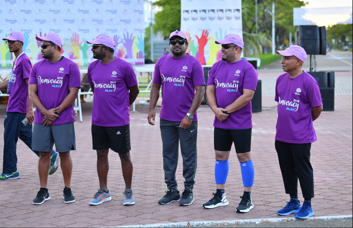 ހުޅުމާލެ: ސެޕްޓެމްބަރު 14، 2019: ބައިނަލްއަގުވާމީ ޑިމޮކްރަސީ ދުވަސް ފާހަގަކުރުމުގެ ގޮތުން އިލެކްޝަންސް ކޮމިޝަނުން އިންތިޒާމުކޮށްގެން ބޭއްވި "ޑިމޮކްރަސީ ރަން 2019"ގައި ކޮމިޝަންގެ މެމްބަރުން ބައިވެރިވެވަޑައިގަންނަވަނީ.---ފޮޓޯ: ހުސައިން ވަހީދު /މިހާރު