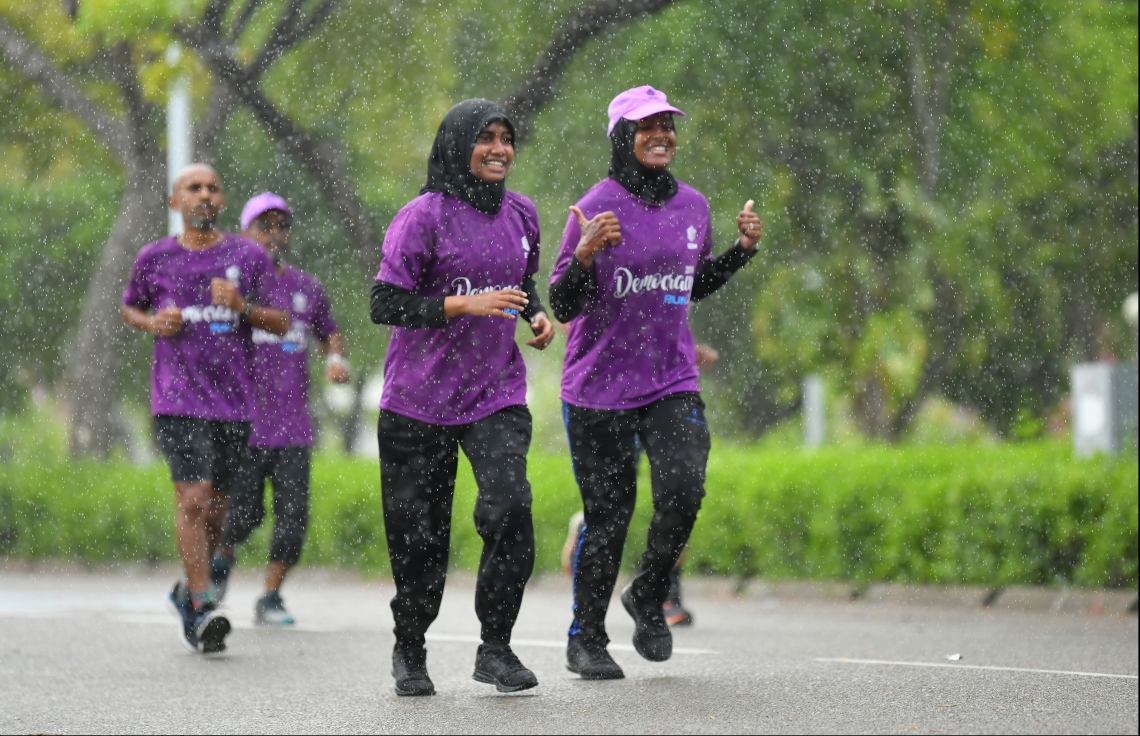 ހުޅުމާލެ: ސެޕްޓެމްބަރު 14، 2019: ބައިނަލްއަގުވާމީ ޑިމޮކްރަސީ ދުވަސް ފާހަގަކުރުމުގެ ގޮތުން އިލެކްޝަންސް ކޮމިޝަނުން އިންތިޒާމުކޮށްގެން ބޭއްވި "ޑިމޮކްރަސީ ރަން 2019"ގެ ތެރެއިން.---ފޮޓޯ: ހުސައިން ވަހީދު /މިހާރު