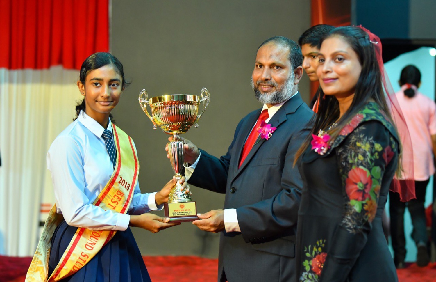 އިސްކަންދަރު ސްކޫލުގެ މިދިޔަ އަހަރު ހުރިހާ ގޮތަކުން އެންމެ މޮޅު ދަރިވަރުގެ މަގާމު ހޯދި ރަފާއަށް، ހޯމް މިނިސްޓަރު އިމްރާން އަބްދުﷲ ތަށި ހަވާލުކޮށްދެއްވަނީ