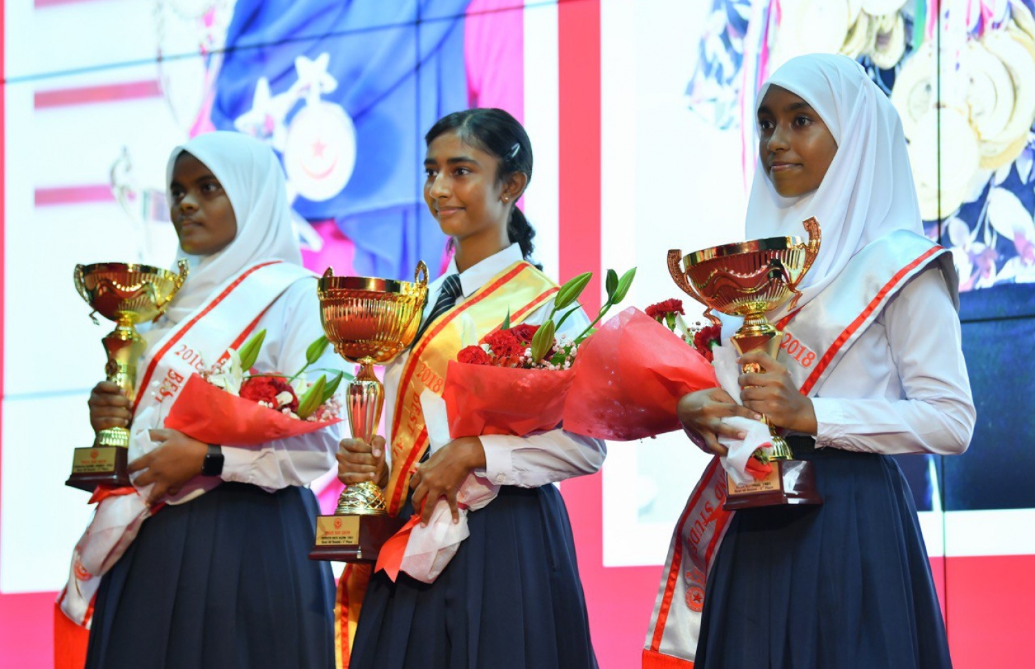 އިސްކަންދަރު ސްކޫލުން 2019 ވަނަ އަހަރު ބޭއްވި އިނާމު ދިނުމުގެ ޖަލްސާގައި، އެ ސްކޫލްގެ ބެސްޓް އޯލް ރައުންޑް ދަރިވަރަށް ހޮވުނު ރަފާ (މ) ފޮޓޯއަކަށް ހުއްޓިލައިގެން.-- ފޮޓޯ: އެޑިއުކޭޝަން މިނިސްޓްރީ