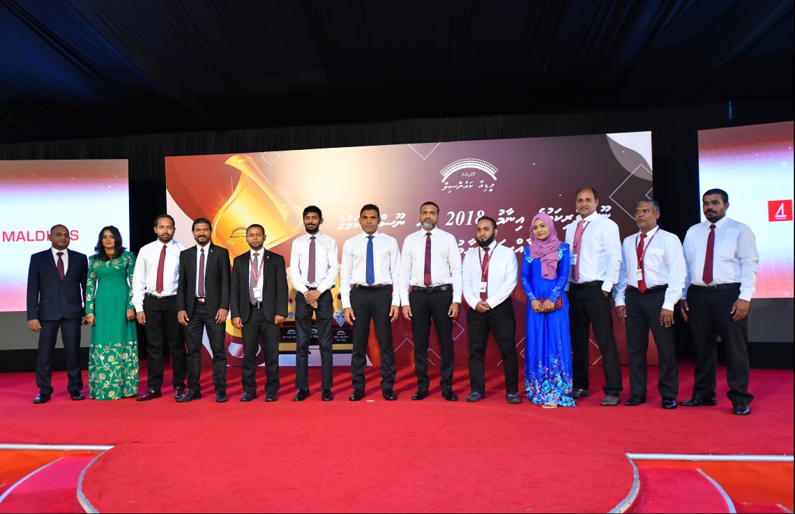 މާލެ: ސެޕްޓެމްބަރު 15، 2019: ނޫސްވެރިކަމުގެ އެވޯޑު ދިނުމަށް ދަރުބާރުގޭގައި ބޭއްވި ހަފުލާގައި މީޑިއާ ކައުންސިލްގެ މެމްބަރުން ފޮޓޯއަކަށް ހުއްޓިގެން.