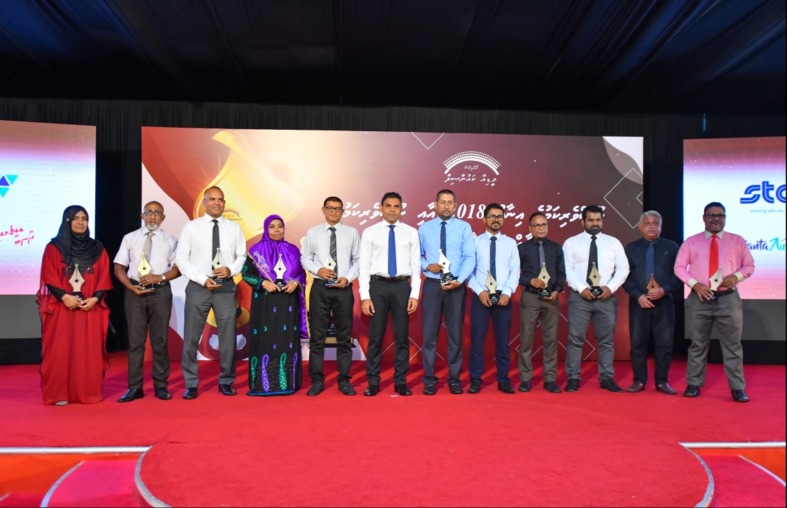 މާލެ: ސެޕްޓެމްބަރު 15، 2019: ނޫސްވެރިކަމުގެ އެވޯޑު ދިނުމަށް ދަރުބާރުގޭގައި ބޭއްވި ހަފުލާގައި އެކި ދާއިރާއިން އެވޯޑު ހާސިލްކުރި ލިޔުންތެރިން އެވޯޑާއެކު.