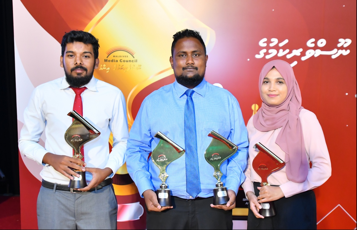 މާލެ: ސެޕްޓެމްބަރު 15، 2019: ނޫސްވެރިކަމުގެ އެވޯޑު ދިނުމަށް ދަރުބާރުގޭގައި ބޭއްވި ހަފުލާގައި "މިހާރު"ން އެކި ދާއިރާއިން އެވޯޑު ހާސިލްކުރި (ކ-ވ) ފަޒީނާ އަހުމަދު، މުހައްމަދު ހަމްދޫން އަދި ހުސެން ވަހީދު އެވޯޑާއެކު.