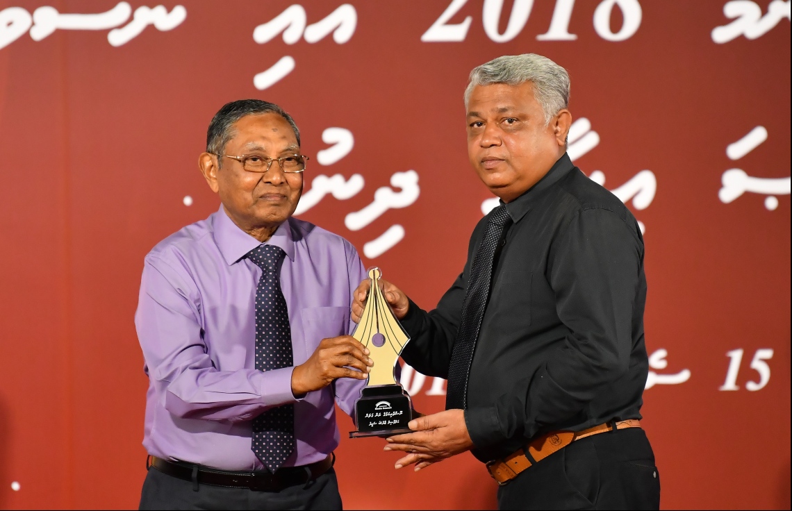 މާލެ: ސެޕްޓެމްބަރު 15، 2019: ނޫސްވެރިކަމުގެ އެވޯޑު ދިނުމަށް ދަރުބާރުގޭގައި ބޭއްވި ހަފުލާގައި ރަން ގަލަން ހާސިލްކުރި ލިޔުންތެރިޔަކު އެވޯޑާ ހަވާލުވަނީ.-- ފޮޓޯ: ހުސެން ވަހީދު /މިހާރު