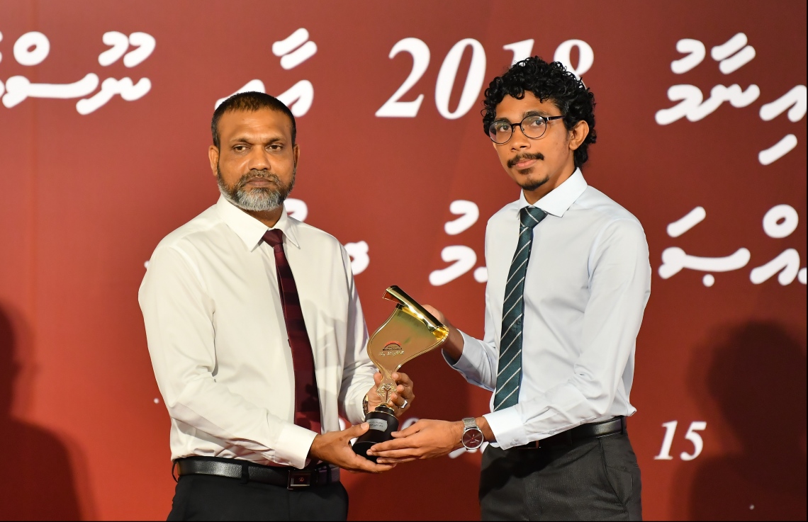މާލެ: ސެޕްޓެމްބަރު 15، 2019: ނޫސްވެރިކަމުގެ އެވޯޑު ދިނުމަށް ދަރުބާރުގޭގައި ބޭއްވި ހަފުލާގައި އެންމެ އުއްމީދީ ނޫސްވެރިޔަކަށް ހޮވުނު ސަން އޮންލައިންގެ ނަޖާހު އެވޯޑާ ހަވާލުވަނީ.-- ފޮޓޯ: ހުސެން ވަހީދު /މިހާރު
