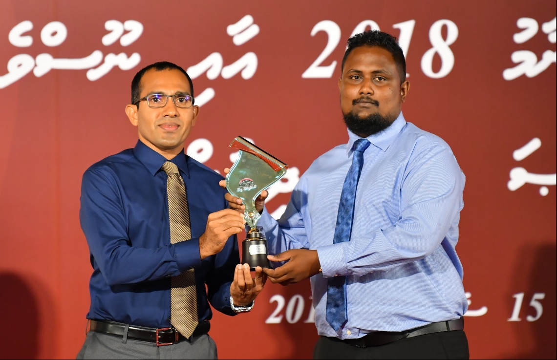 މާލެ: ސެޕްޓެމްބަރު 15، 2019: ނޫސްވެރިކަމުގެ އެވޯޑު ދިނުމަށް ދަރުބާރުގޭގައި ބޭއްވި ހަފުލާގައި ފީޗާ ލިޔުމުގެ ދާއިރާ އިން އިނާމު ހާސިލްކުރި "މިހާރު" ނޫހުގެ ލިޔުންތެރިޔާ މުހައްމަދު ހަމްދޫން އެވޯޑާ ހަވާލުވަނީ.-- ފޮޓޯ: ހުސެން ވަހީދު /މިހާރު