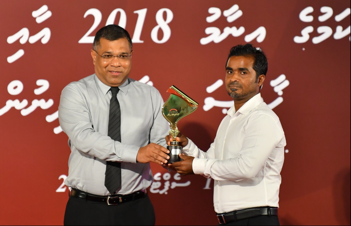 މާލެ: ސެޕްޓެމްބަރު 15، 2019: ނޫސްވެރިކަމުގެ އެވޯޑު ދިނުމަށް ދަރުބާރުގޭގައި ބޭއްވި ހަފުލާގައި ވިޔަފާރި އާއި އިގްތިސޯދީ ދާއިރާއިން އެވޯޑު ހާސިލްކުރި "އަވަސް" ނޫހުގެ މުހައްމަދު އަފްރާހު އެވޯޑާ ހަވާލުވަނީ.-- ފޮޓޯ: ހުސެން ވަހީދު /މިހާރު
