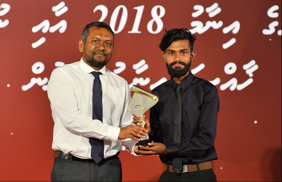 މާލެ: ސެޕްޓެމްބަރު 15، 2019: ނޫސްވެރިކަމުގެ އެވޯޑު ދިނުމަށް ދަރުބާރުގޭގައި ބޭއްވި ހަފުލާގައި ޝަރުއީ އަދި ގާނޫނީ ދާއިރާގެ ޕްރިންޓް އަދި ގާނޫނީ ދާއިރާގެ އެވޯޑް ހޯދި "އަވަސް" ނޫހުގެ ނާޒިމް ހަސަން އެވޯޑާ ހަވާލުވަނީ.-- ފޮޓޯ: ހުސެން ވަހީދު /މިހާރު