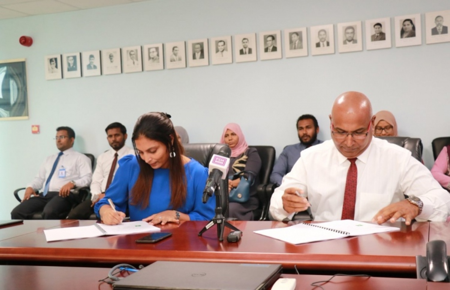 ހުޅުމާލޭގައި އަމިއްލަ ފަރާތަކުން ހެދި ޕްރީ ސްކޫލް އެޑިއުކޭޝަނަށް ހަވާލުކުރުމުގެ އެއްބަސްވުމުގައި އެޑިއުކޭޝަން މިނިސްޓަރު ޑރ. އައިޝަތު އަލީ އަދި އެޗްޑީސީގެ މެނޭޖިން ޑިރެކްޓަރު ސުހެއިލް ސޮއިކުރެއްވުމަށް މިދިޔަ ޖެނުއަރީ މަހު ބޭއްވި ރަސްމިއްޔާތުގެ ތެރެއިން-- ފޮޓޯ: އެޑިއުކޭޝަން މިނިސްޓްރީ